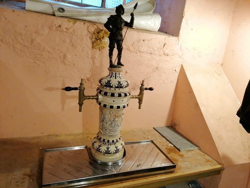 Ancienne pompe a bière en faïences, Enlèvement