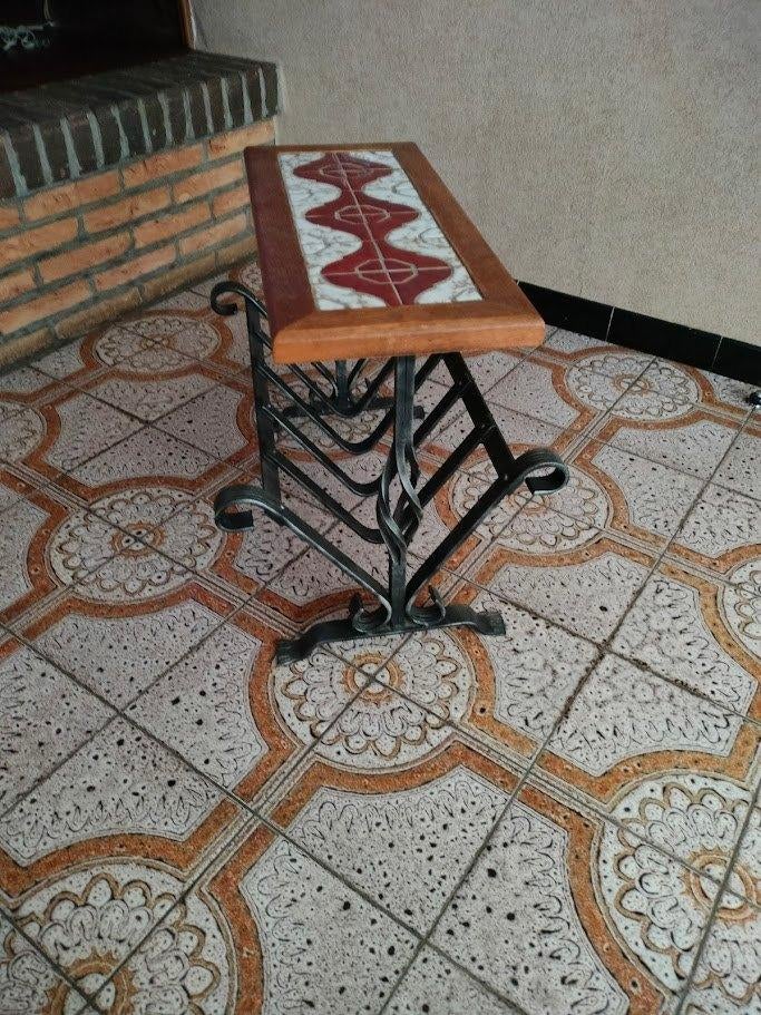 Vintage Krantenbak in smeedijzer met inlegtegels, Huis en Inrichting, Woonaccessoires | Krantenbakken en Lectuurbakken, Zo goed als nieuw