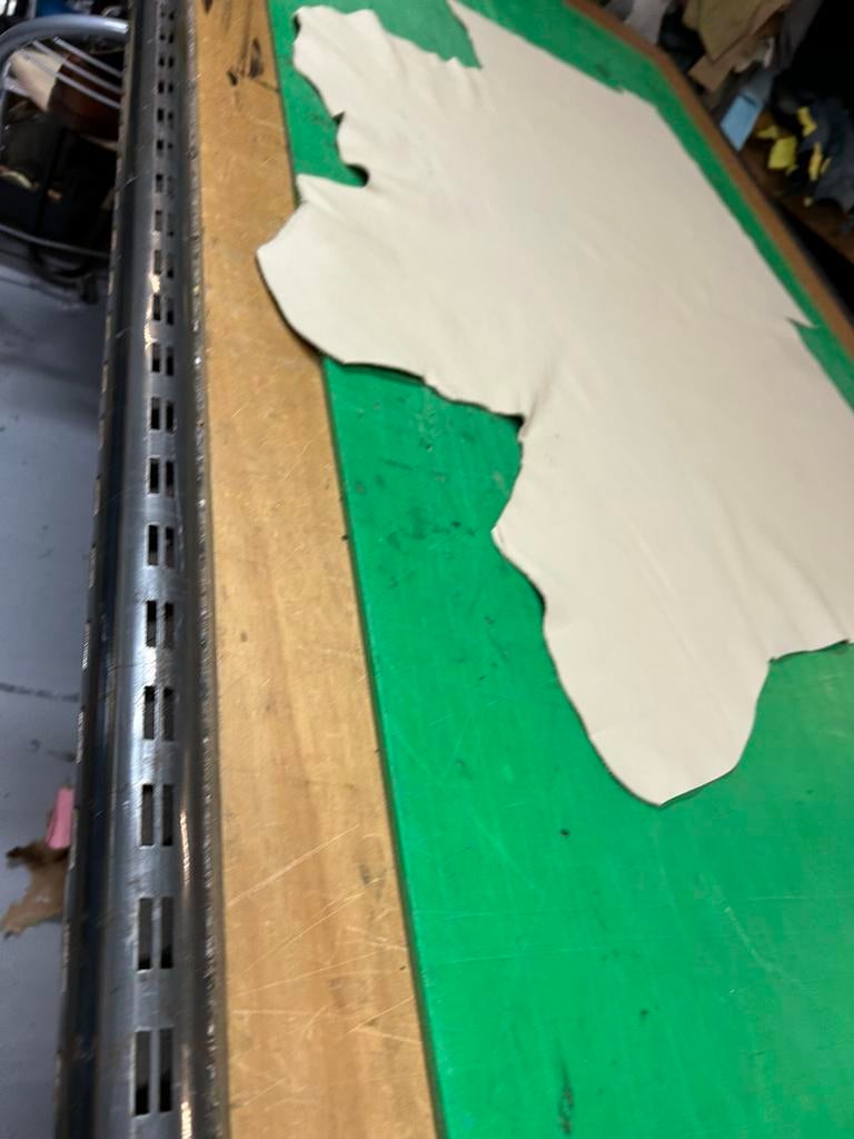 Rest beige kleur leer lap 1,5 mm dik soepel A-483, Hobby en Vrije tijd, Stoffen en Lappen, Ophalen of Verzenden, Zo goed als nieuw