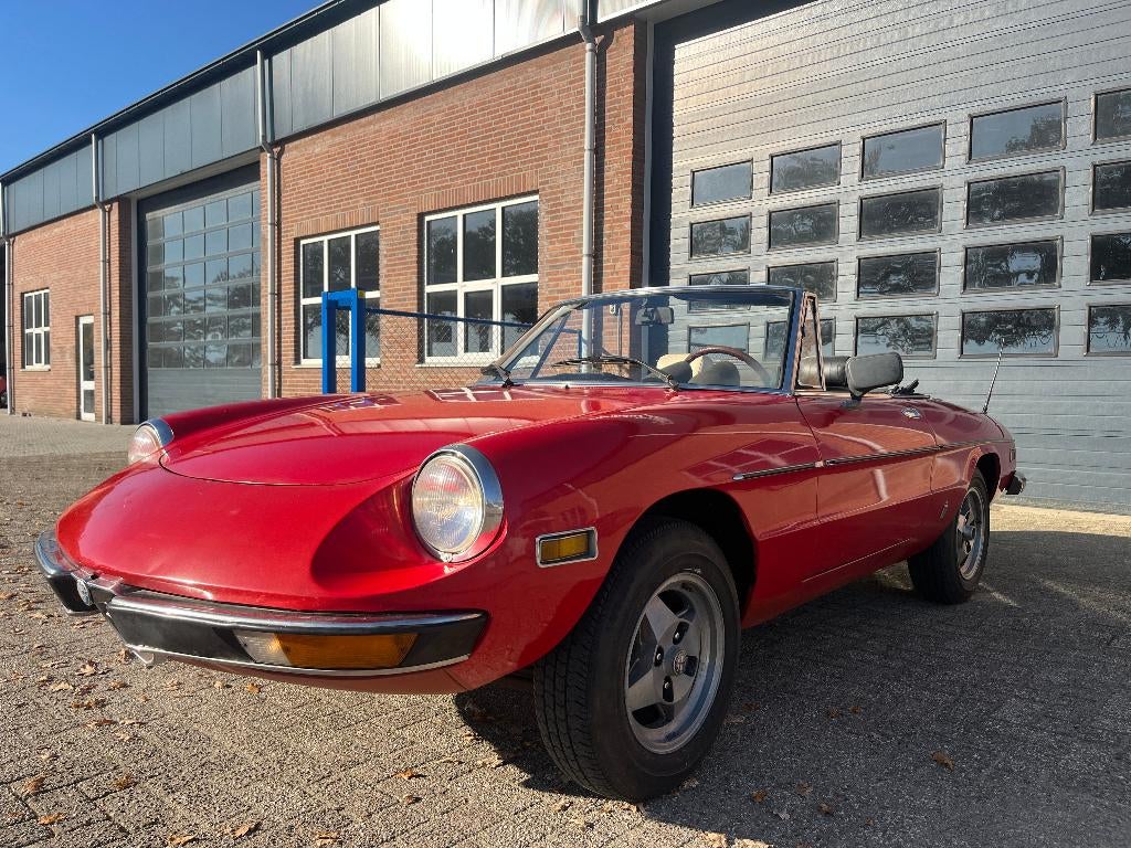Alfa Romeo Spider 2000 1977, Lichtmetalen velgen, Achterwielaandrijving, Zwart, 1962 cc