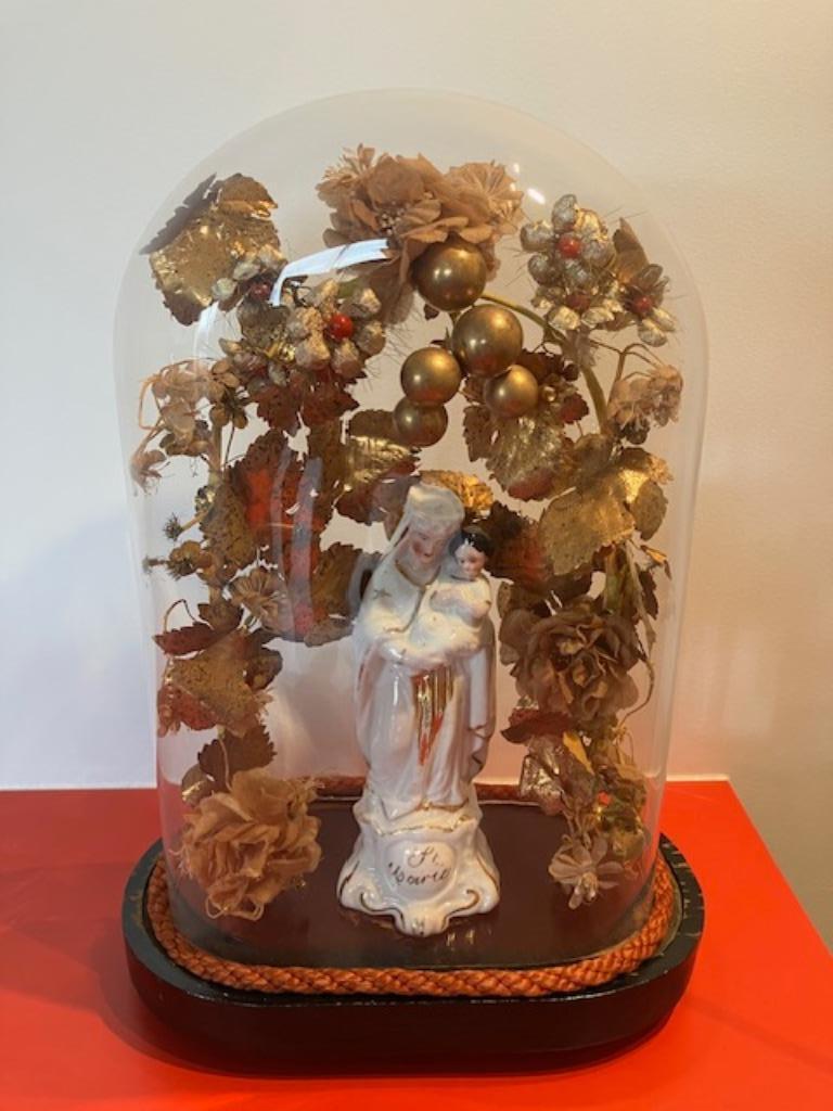 Maria beeldje Mariabeeld in porselein onder glazen stolp, Ophalen