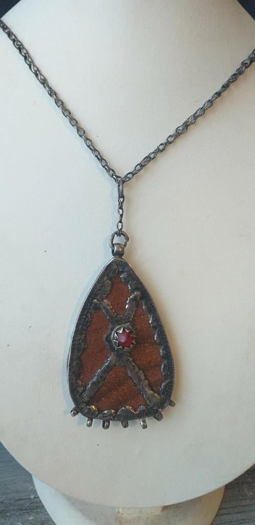 Ancien collier en argent/tibétain. « Amulette », Enlèvement ou Envoi, Comme neuf, Argent, Argent
