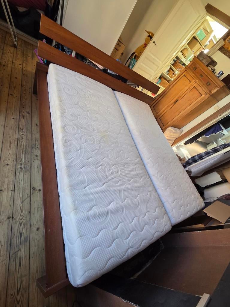 Lit ikea + table de nuit, Enlèvement, Matelas