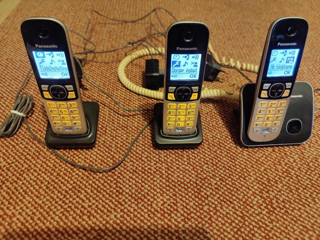 3 telefoon handsets met één basistation, Telecommunicatie, Vaste telefoons | Handsets en Draadloos, Ophalen of Verzenden, Gebruikt