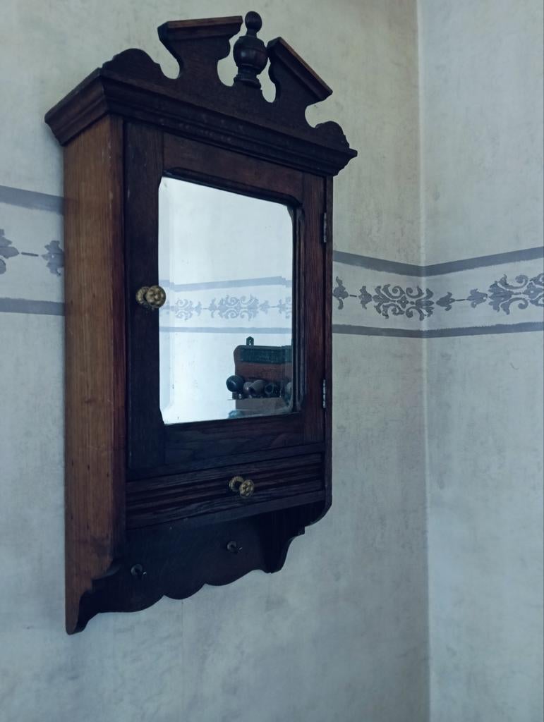 Eiken hangkastje voor hal met geslepen spiegel, Antiek en Kunst, Ophalen