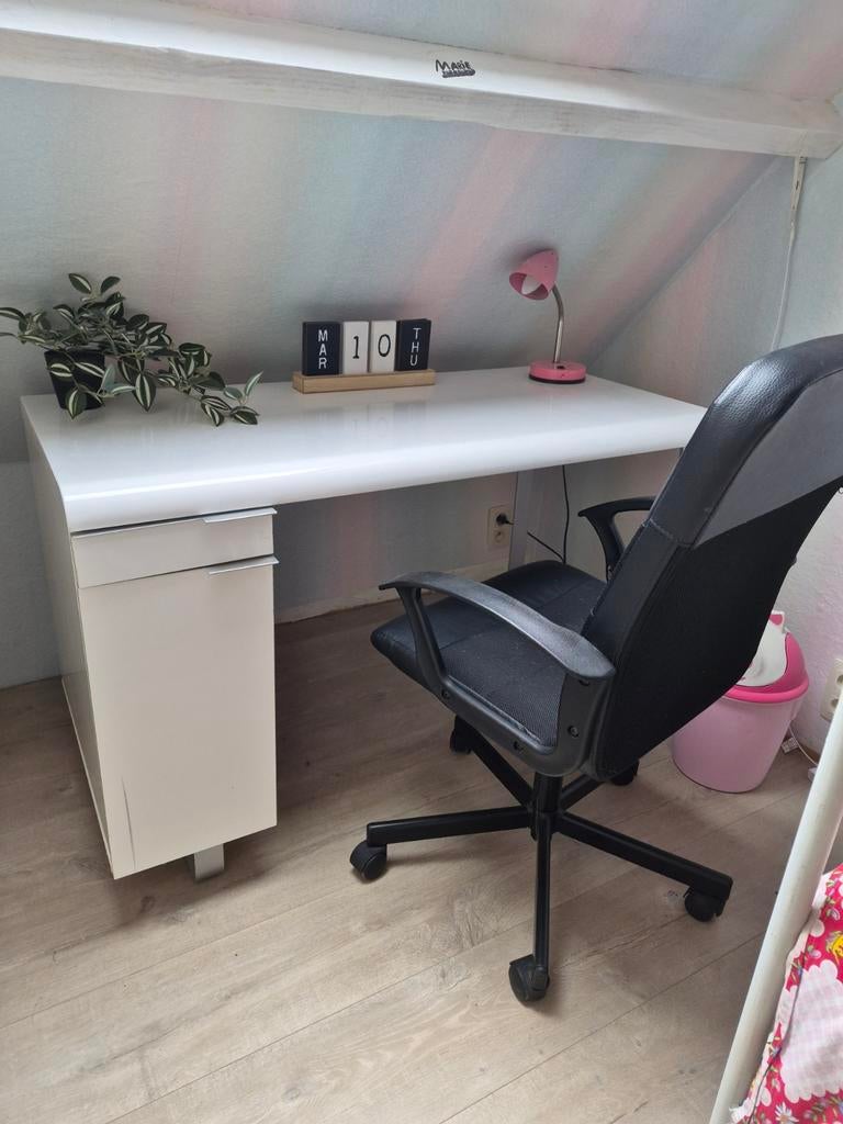 Bureau met bureaustoel vuilbak plantje en kalender, Huis en Inrichting, Ophalen, Hout