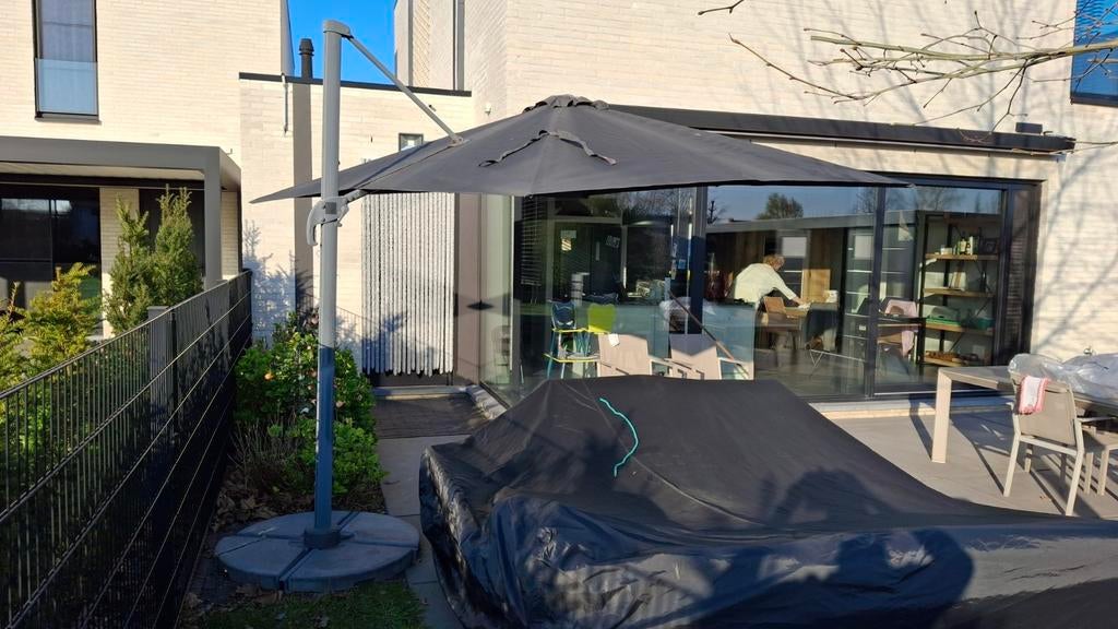 Parasol met betonnen sokkel, Tuin en Terras, Ophalen