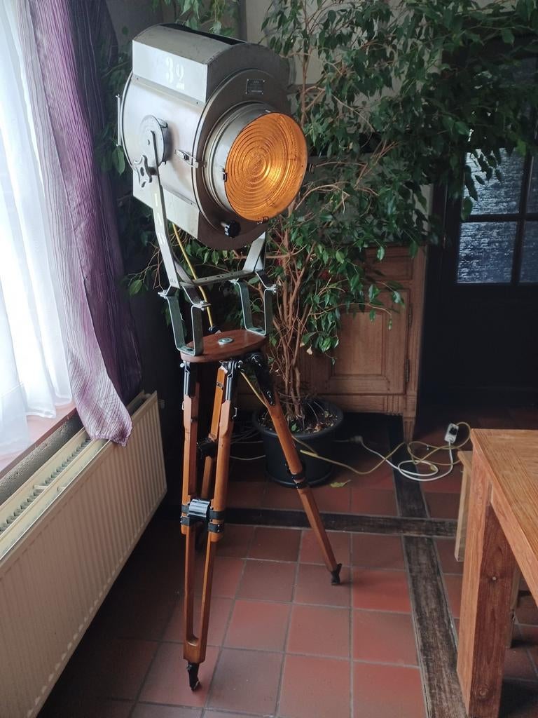 ADB-bioscoopprojector gemonteerd op vintage houten statief, Huis en Inrichting, Lampen | Vloerlampen, Glas