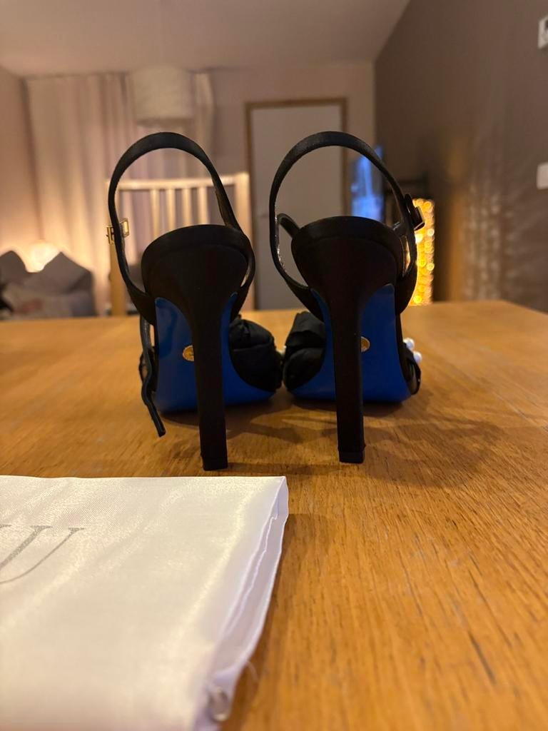 Sandalen Loriblu, Enlèvement