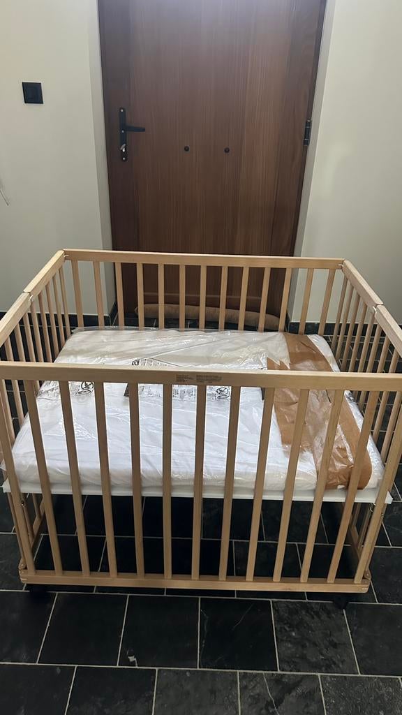 Houten babybox / kinderbox in goede staat, Kinderen en Baby's, Babyparken, Ophalen, Zo goed als nieuw, In hoogte verstelbaar