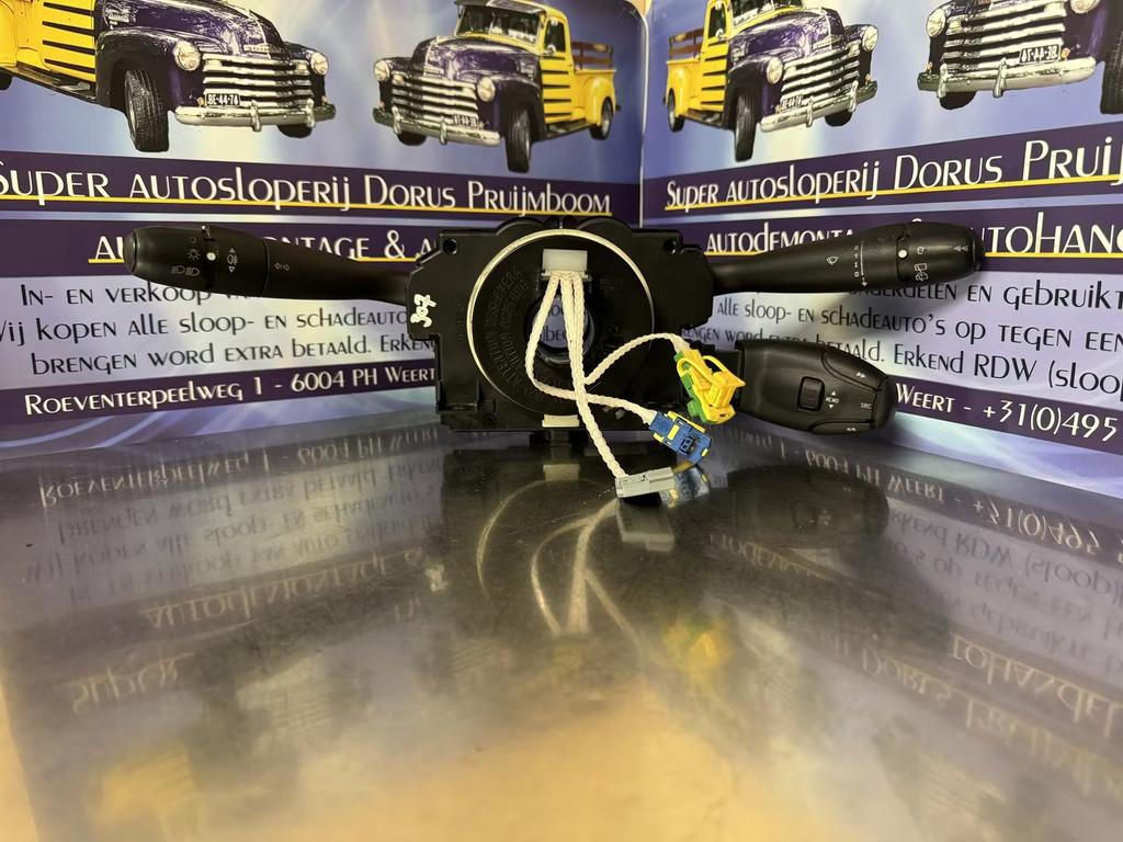 Peugeot 307 combischakelaar + radio, Taurusavenue 1
2132 LS  Hoofddorp, NL, Contact.group@renault.com, Stellantis N.V., Utilisé