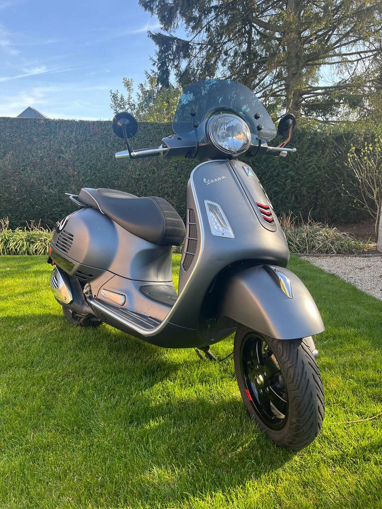 Vespa GTS 300 Super Sport (2017) – Grigio Titanio – 8.440 km, Fietsen en Brommers, Scooters | Vespa, Ophalen, 300 cc, Zo goed als nieuw