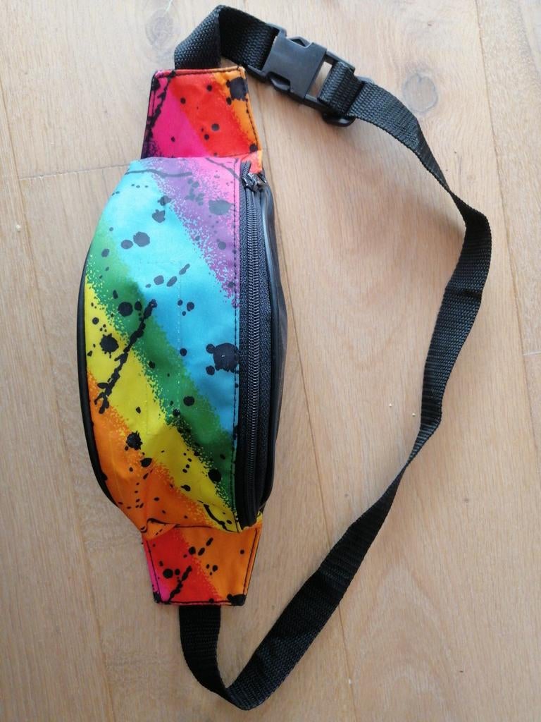 Kleurrijk heuptasje, Enlèvement