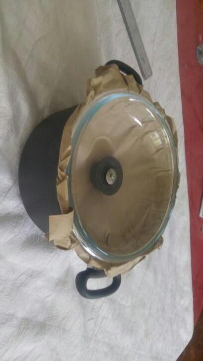 Casserole en fonte fait main Belux neuve 8L avec couvercle, Huis en Inrichting, Ophalen of Verzenden, Nieuw, Gietijzer, Kookpan of Snelkookpan