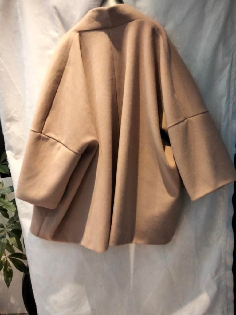 Korte wijde ecru jas.Taille uni.Merk Les Jumelles., Enlèvement ou Envoi