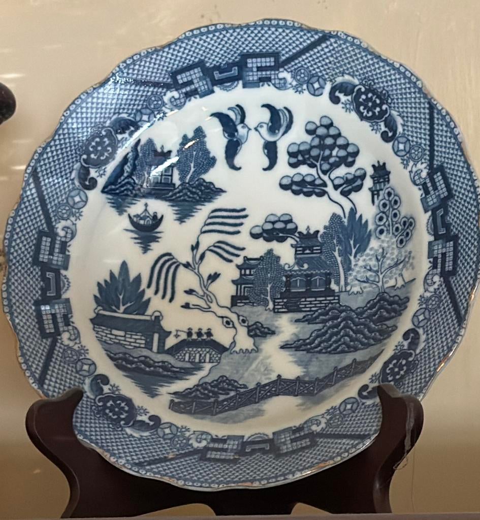 blue/white transferware ceramic plate in the Willow pattern, Antiek en Kunst, Antiek | Wandborden en Tegels, Ophalen