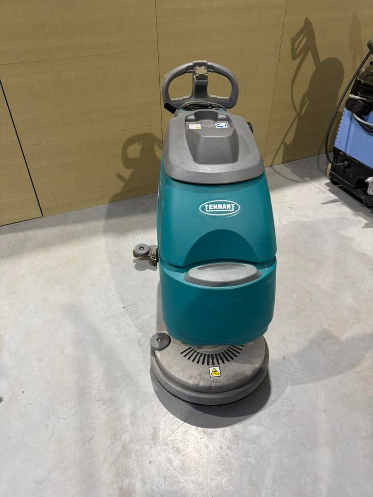 Poetsmachine Tennant  met twee nieuwe batterijen, Doe-het-zelf en Bouw, Reinigingsmachines, Ophalen, Zo goed als nieuw