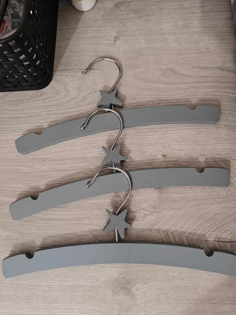 Lot de 3 cintres bébé en bois, Bois