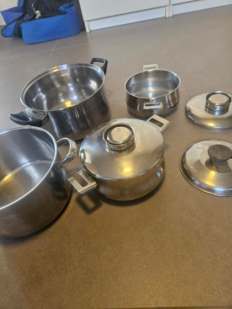 Des marmites., Enlèvement ou Envoi