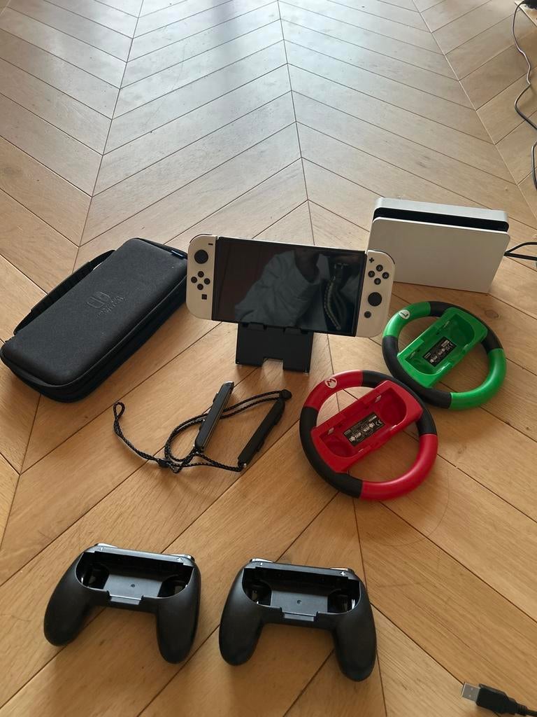 Nintendo Switch (OLED) 64 GB + accessories, Games en Spelcomputers, Spelcomputers | Nintendo Switch, Ophalen, Zo goed als nieuw