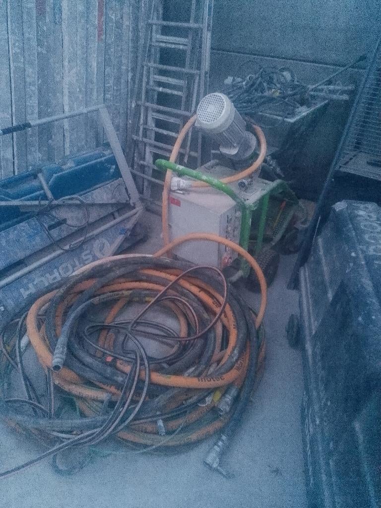 spuitmachine/mengpomp, Diensten en Vakmensen, Stukadoors en Tegelzetters, Pleisterwerk, Spachtelputz, Stucwerk