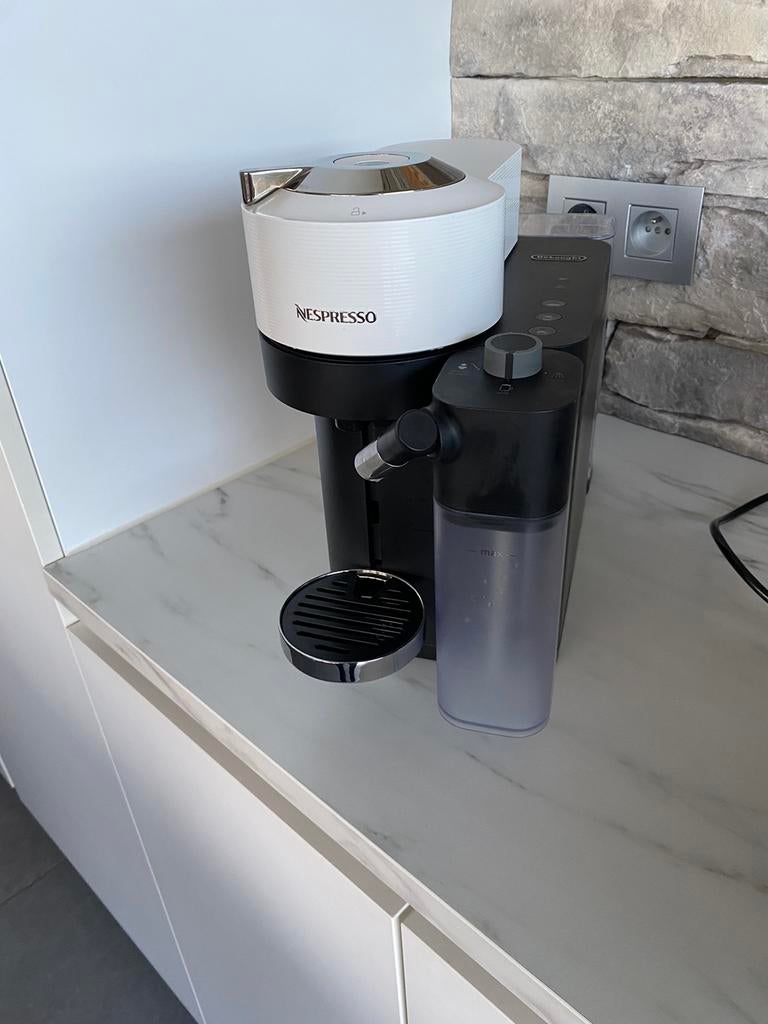 De’Longhi Nespresso Vertuo Lattisimo, Electroménager, Cafetières, Comme neuf, Dosettes et capsules de café, Cafetière, 4 à 10 tasses