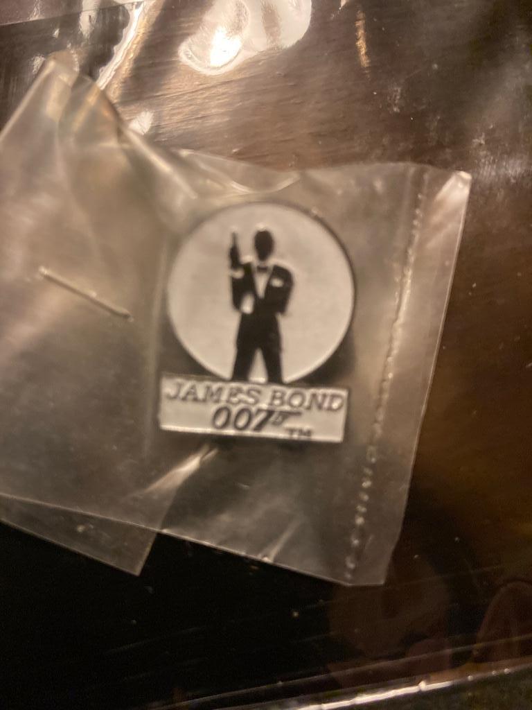Pin James Bond, Collections, Broches, Pins & Badges, Enlèvement ou Envoi, Neuf, Autres sujets/thèmes, Insigne ou Pin's