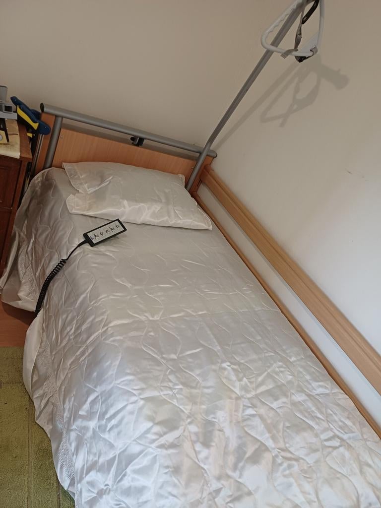 URGENT.  Lot d'un lit entièrement motorisé + chaise roulante, Maison & Meubles, Chambre à coucher | Lits, Neuf, Une personne, Brun