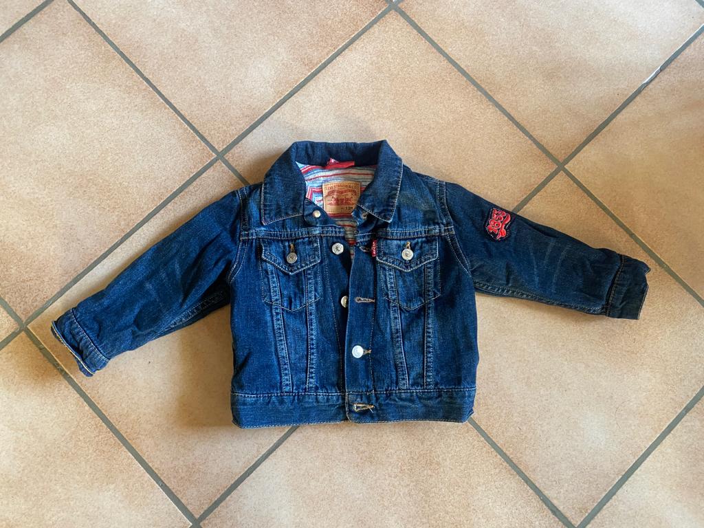 Levi's jeansjack 12 m donkerblauw geborduurd ZG staat, Kinderen en Baby's, Gebruikt, Levi's, Truitje of Vestje, Verzenden
