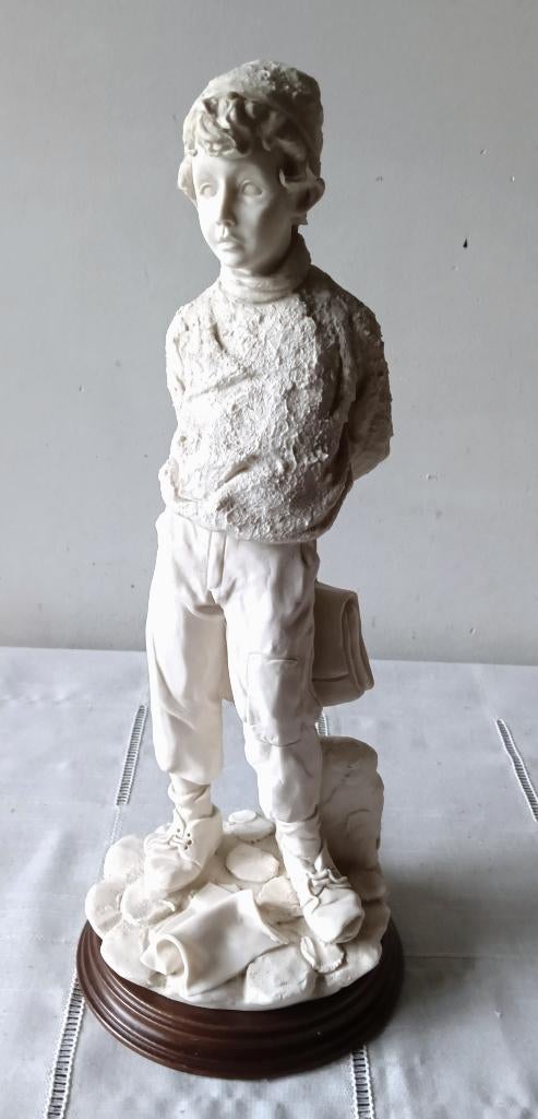 "Schooljongen" in CAPODIMONTE biscuit, Antiek en Kunst, Ophalen of Verzenden