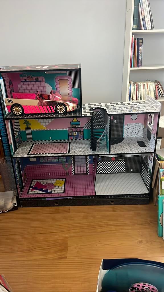 Maison de barbie en bois + voiture, Enlèvement, Utilisé