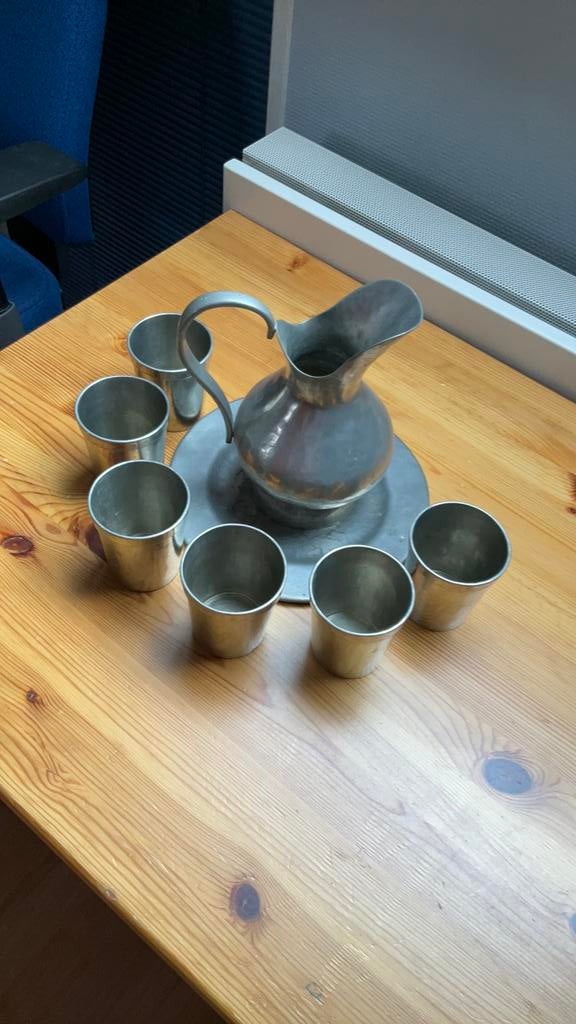 Carafe en etain avec son assiette et 6 gobelets, Enlèvement ou Envoi