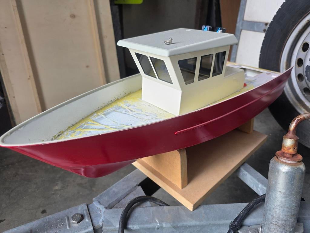 Boot met werk aan, Hobby en Vrije tijd, Modelbouw | Boten en Schepen, Ophalen
