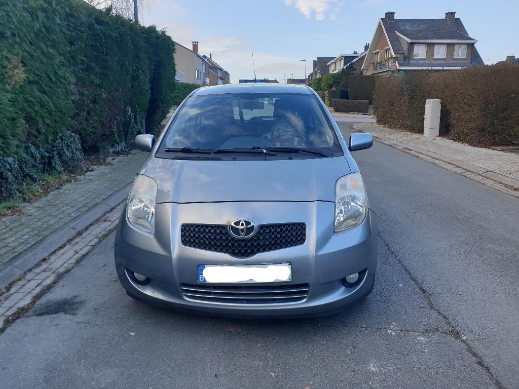 Toyota yaris 1.3i Pret à immatriculer, Autos, Toyota, Argent ou Gris, Boîte manuelle, Noir, 5 places