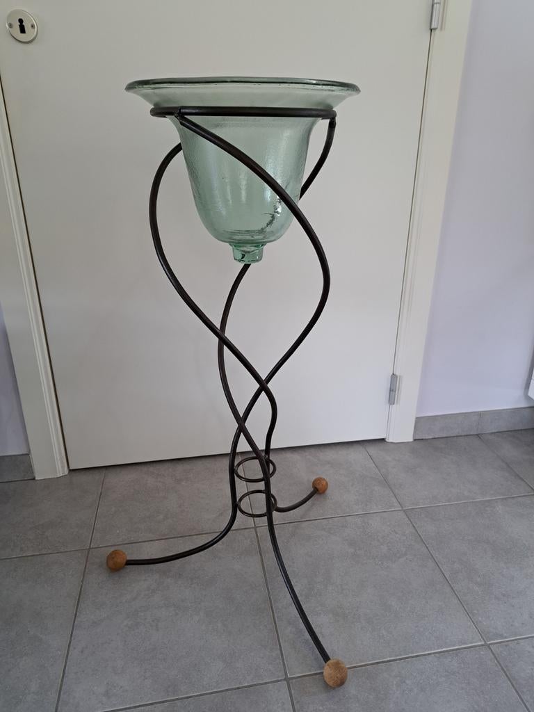 Bruine ijzeren staander met glazen stolp., Huis en Inrichting, Ophalen
