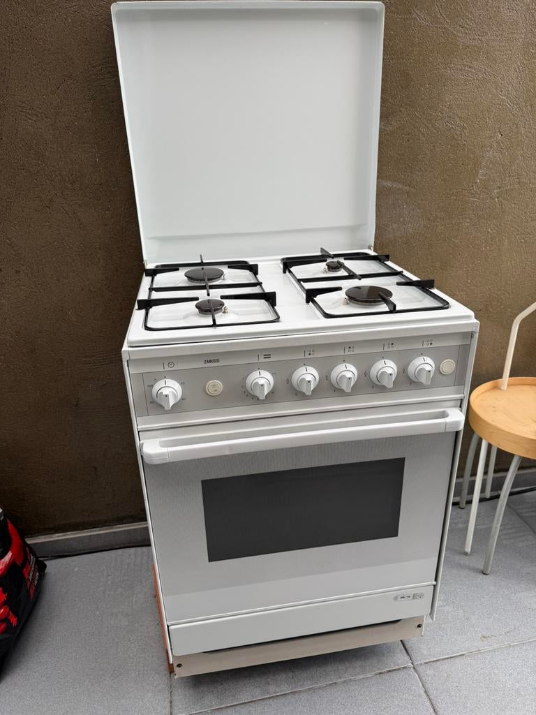 Gasfornuis zanussi, Elektronische apparatuur, Fornuizen, Ophalen, 4 kookzones, Zo goed als nieuw, Vrijstaand