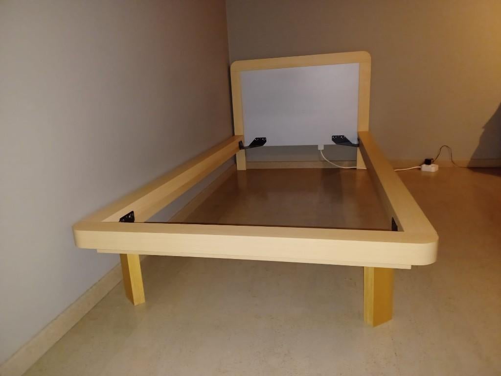 Gratis 2 x 1 persoonsbed zonder lattenbodem en matras, Ophalen