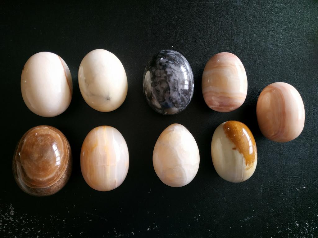 Collection de 9 oeufs minéraux (en pierre), Collections, Enlèvement ou Envoi