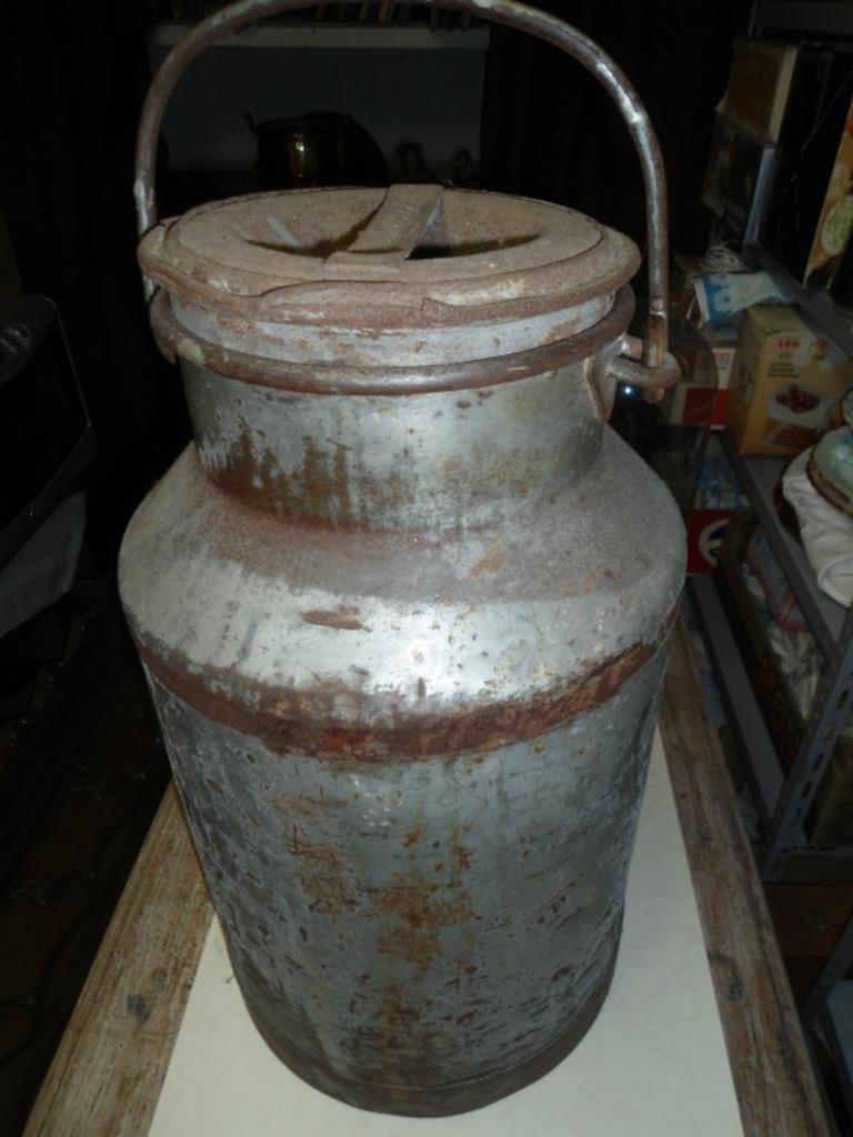 Très anciennes cruches à lait avec couvercles, Enlèvement