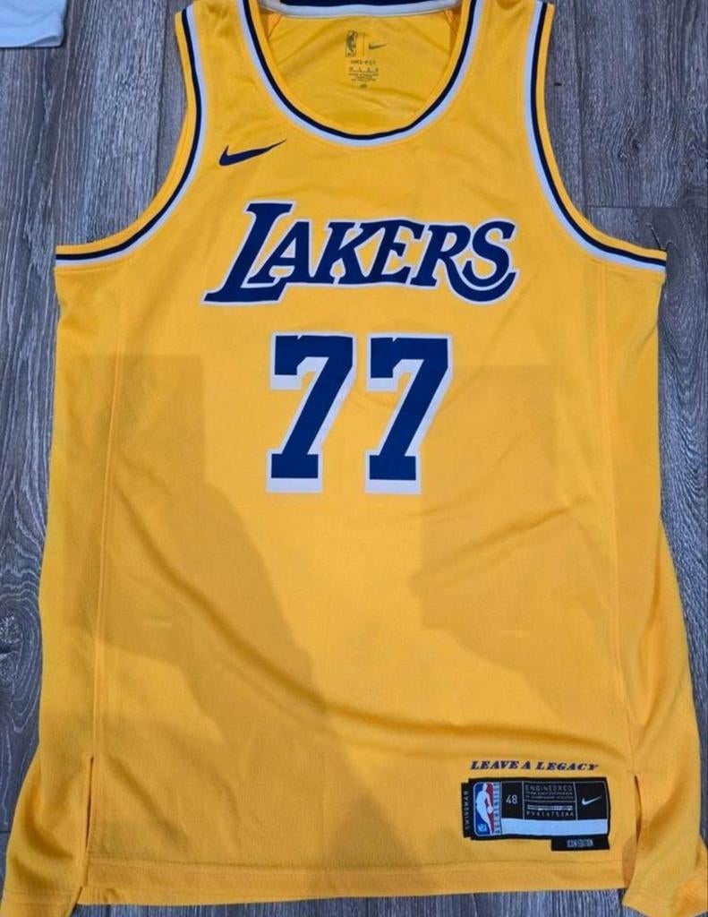 Luka Doncic Lakers truitje maat L, Sport en Fitness, Basketbal, Ophalen of Verzenden, Nieuw