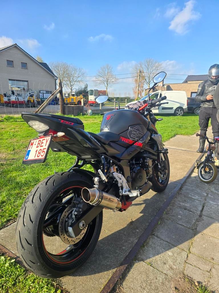 Suzuki GSR 750 Freegun.