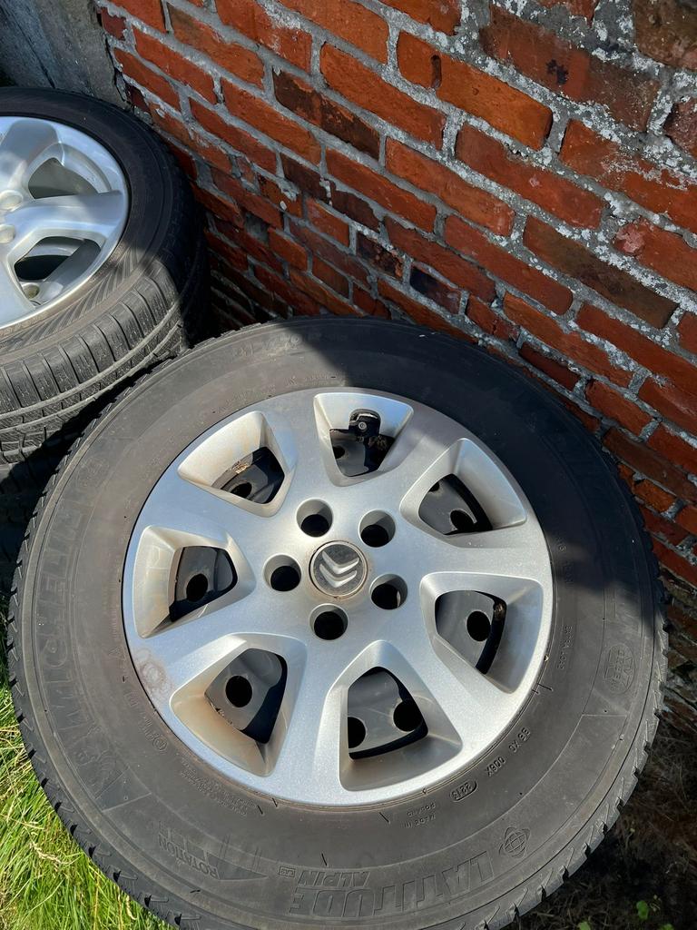 Citroen C crosser winterbanden 215/70/ R16, Auto-onderdelen, Banden en Velgen, Ophalen, 215 mm, 16 inch, Winterbanden