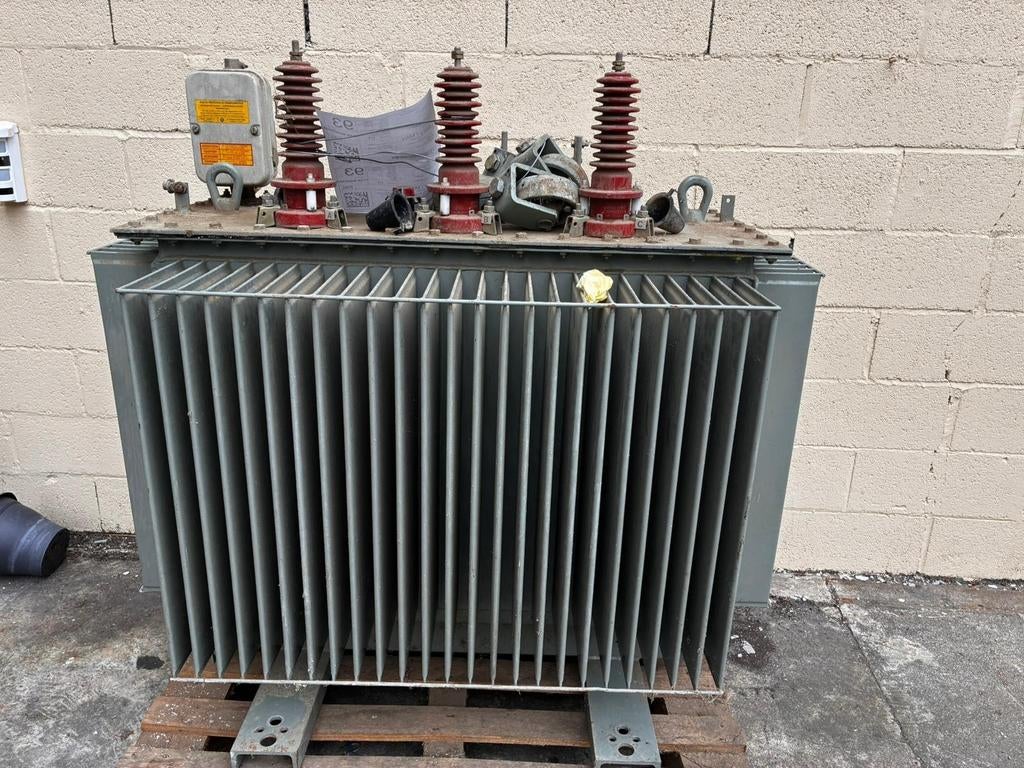 Transformateur.
Huile, Bricolage & Construction, Électricité & Câbles, Comme neuf