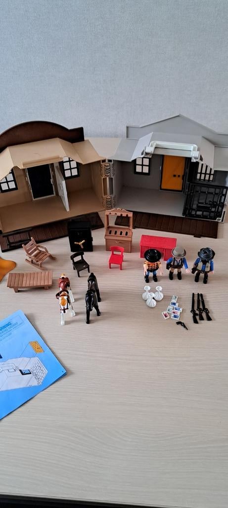 Playmobil 4398 banque et shérif, Enlèvement