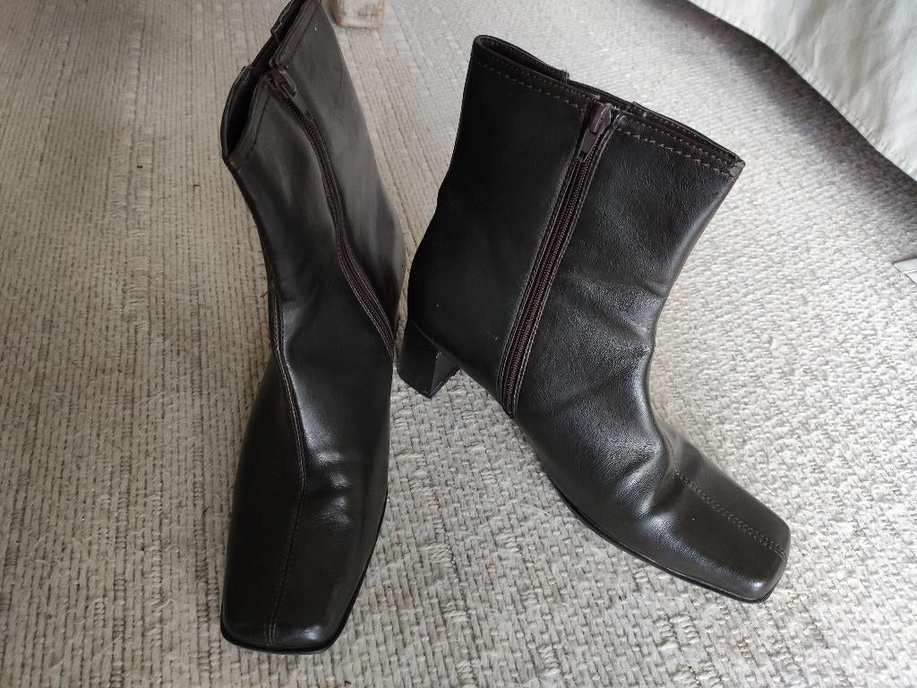 Enkellaarsjes, bruin met hak maat 40, Vêtements | Femmes, Chaussures, Enlèvement ou Envoi, Comme neuf, Brun, Chaussures basses