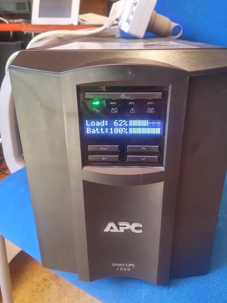 UPS APC SMT1000I-700W-new bat-sinus, Computers en Software, Noodvoedingen (UPS), Gebruikt, Ophalen of Verzenden