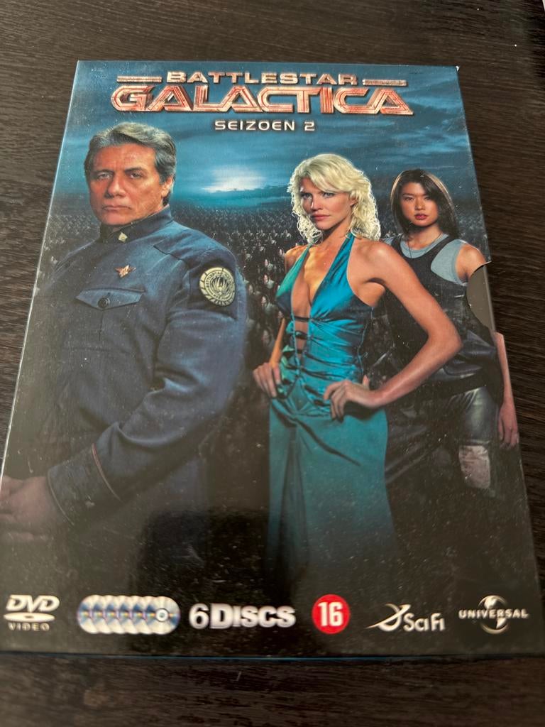 Battlestar Galactica seizoen 2 dvd box, Ophalen
