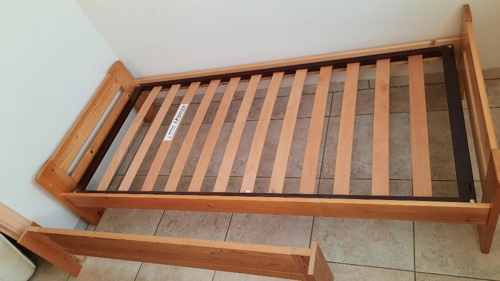 Eenpersoonsbed, lattenbodem en  kastje in grenen, Huis en Inrichting, Ophalen, Eenpersoons, 200 cm, Hout