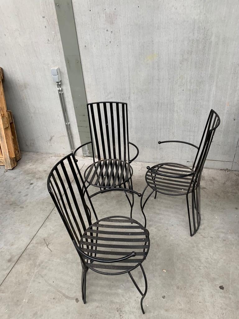 Drie ijzeren stoelen, Enlèvement, Trois