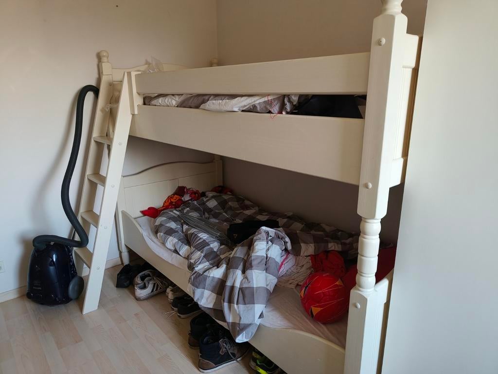 Stapelbed met lattenbodem en twee matrassen., Kinderen en Baby's, Kinderkamer | Stapelbedden en Hoogslapers, Ophalen, Stapelbed